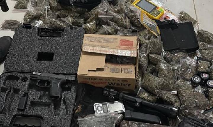 Mulher é flagrada com arsenal e drogas na rodoviária de Feira de Santana; segundo suspeito também é preso