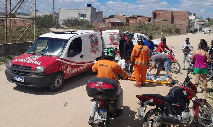 Mulher fica ferida após colisão entre moto e carro em Conceição do Coité