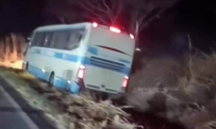 Ônibus da Novo Horizonte sai da pista e assusta passageiros próximo ao destino final na Bahia