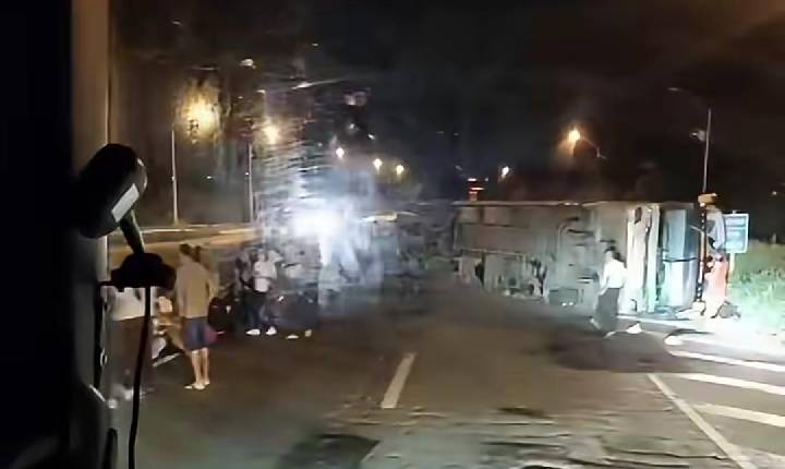 Ônibus que saiu de SP com destino a município da região do sisal tomba na BR-116