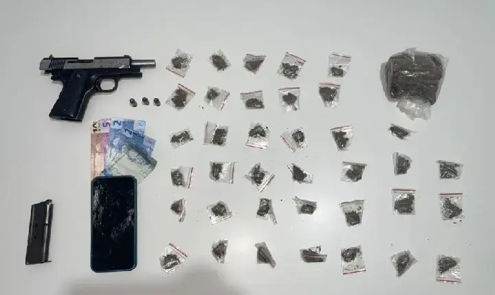Operação policial termina com suspeito morto e apreensão de arma e drogas em Conceição do Coité