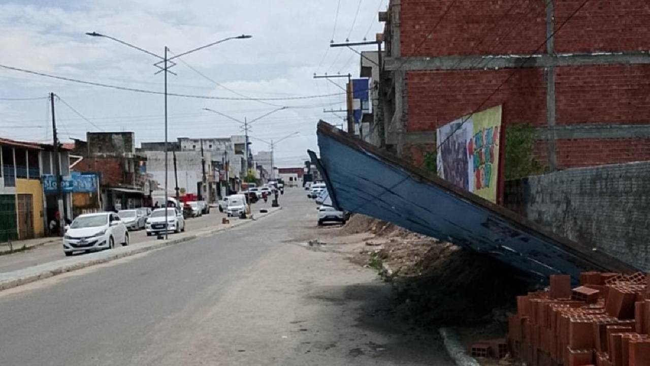Placa de publicidade com risco de queda preocupa pedestres e condutores em Serrinha