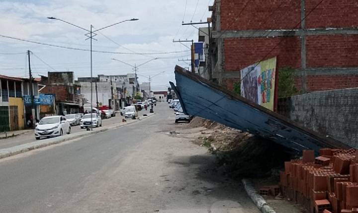 Placa de publicidade com risco de queda preocupa pedestres e condutores em Serrinha