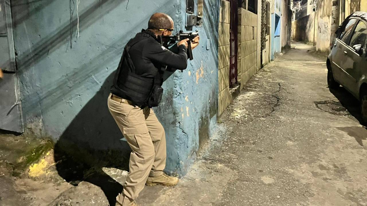 Polícia prende 51 pessoas na Bahia em operação de combate a crimes contra crianças; Serrinha está entre as cidades alcançadas