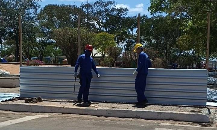 Praça Morena Bela começa a ser fechada com instalação de tapumes para nova obra