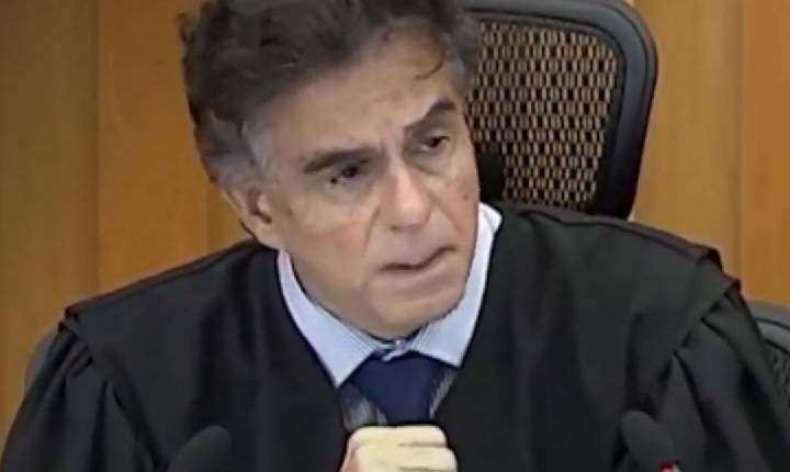 Presidente do TST faz alerta a empresas que pressionarem funcionários por voto e cita punições severas