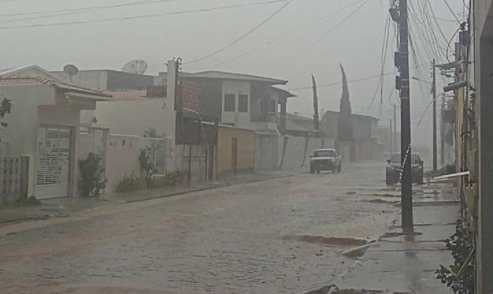 Previsão se confirma e chuva chega a Serrinha após período de estiagem