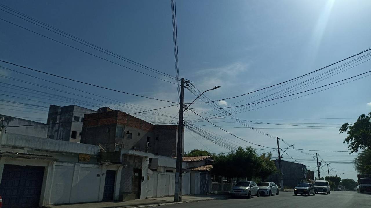 Serrinha registra 40°C e enfrenta calor extremo; previsão indica chuvas fortes a partir desta terça-feira
