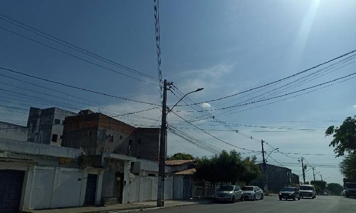 Serrinha registra 40°C e enfrenta calor extremo; previsão indica chuvas fortes a partir desta terça-feira