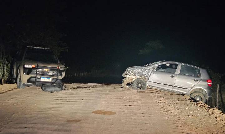Três policiais ficam feridos após viatura ser atingida por carro em Santaluz