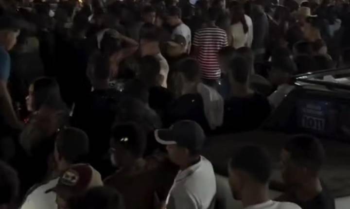 Vaqueira denuncia falta de respeito e reclama de paredões na área dos vaqueiros da Vaquejada de Serrinha