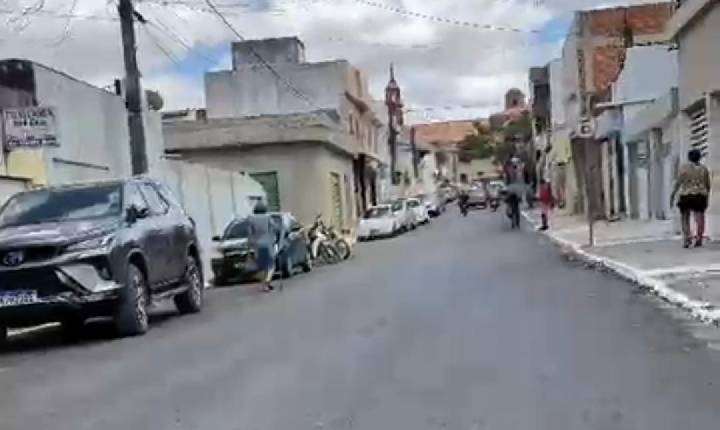 Vereadores Gilberto Carvalho e Marleide Barreto celebram pavimentação de rua que integra o trajeto da Procissão do Fogaréu em Serrinha