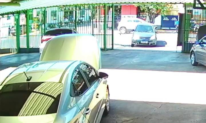 Vídeo: após ser atingido, carro invade loja e faz “baliza perfeita” entre veículos