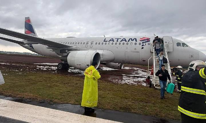 Vídeo: avião da Latam com 151 pessoas sai da pista durante pouso e fica atolado na lama no Paraná