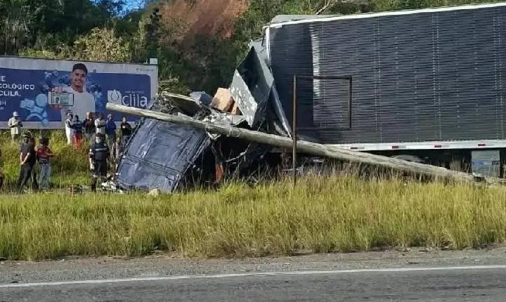 Vídeo: carreta florestal é destruída após ser atingida por caminhão na BR-101, em Alagoinhas