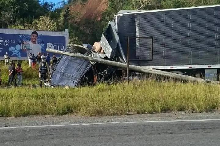 Vídeo: carreta florestal é destruída após ser atingida por caminhão na BR-101, em Alagoinhas
