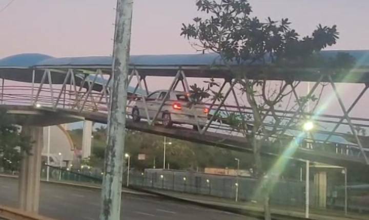 Vídeo: carro é flagrado no alto de passarela em Salvador