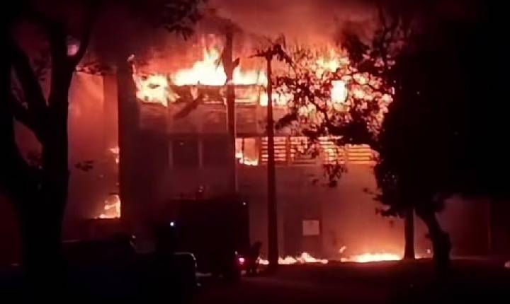 Vídeo: incêndio de grandes proporções destrói prédio de inovação da UFPE no Recife