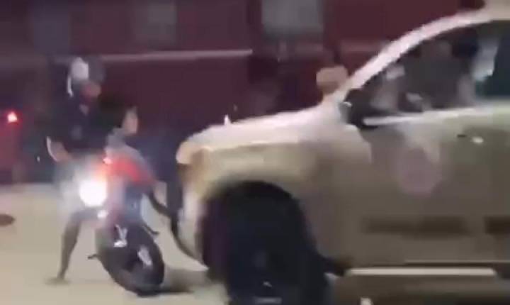 Vídeo: motociclista faz “grau”, tem veículo derrubado pela viatura, e ocorrência termina em confusão na Bahia