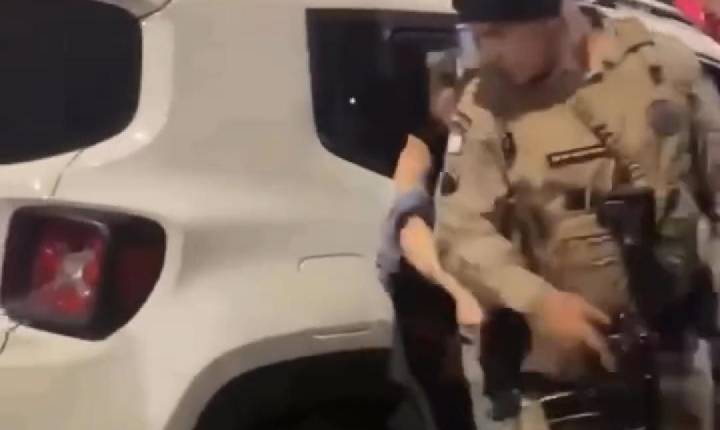 Vídeo: mulher tenta arrancar arma de PM durante ocorrência após atropelamento de motoboy em Salvador