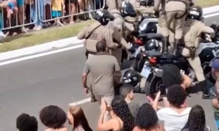 Vídeo: policiais militares caem de motos durante apresentação no desfile de 7 de Setembro em Feira de Santana