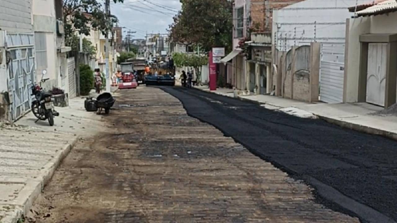 Vídeo: Rua Álvaro Augusto começa a receber pavimentação asfáltica