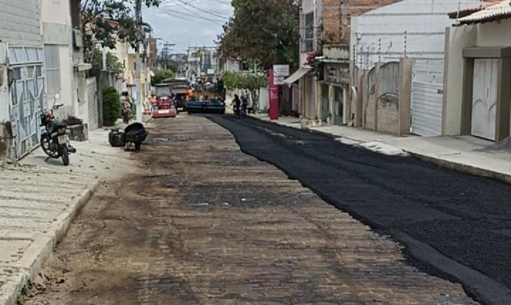 Vídeo: Rua Álvaro Augusto começa a receber pavimentação asfáltica