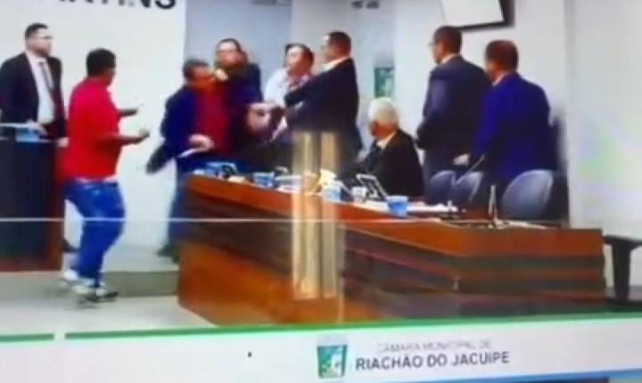 Vídeo: vereadores trocam agressões durante sessão da Câmara de Riachão do Jacuípe
