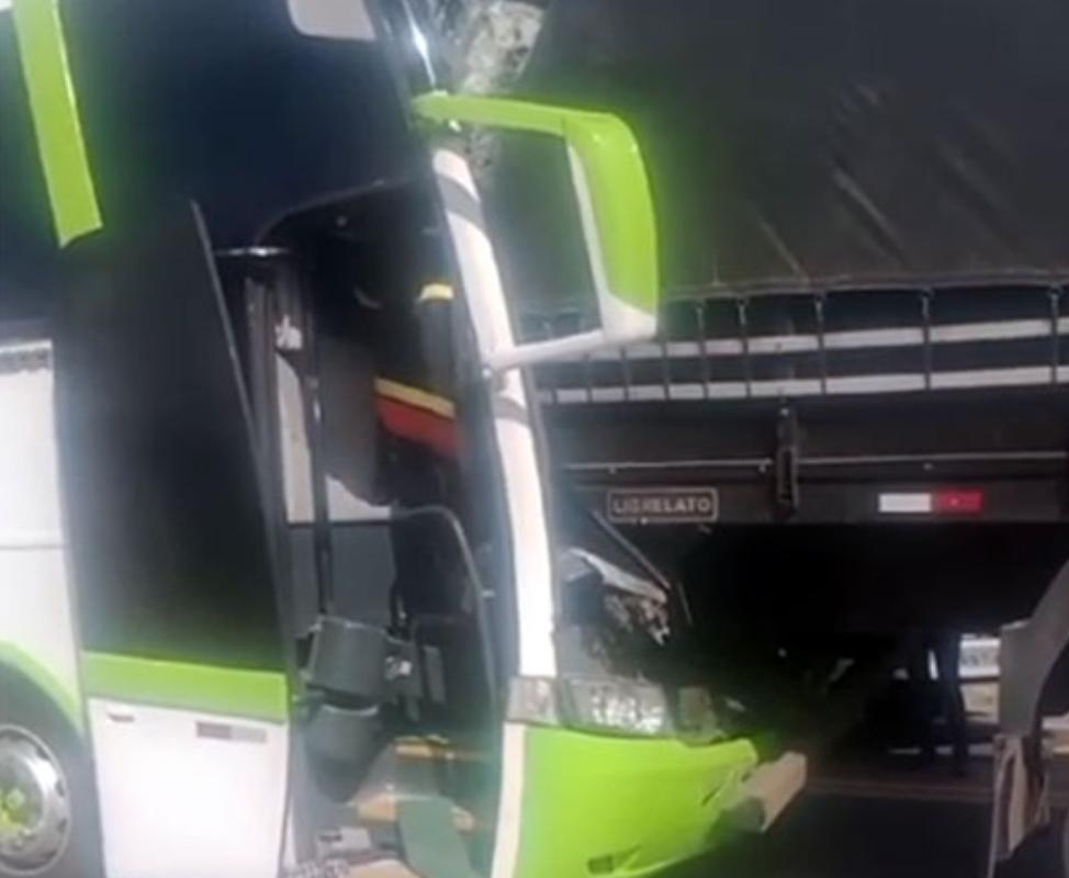 Ônibus que saiu de Queimadas com destino a SP se envolve em grave acidente na BR-116