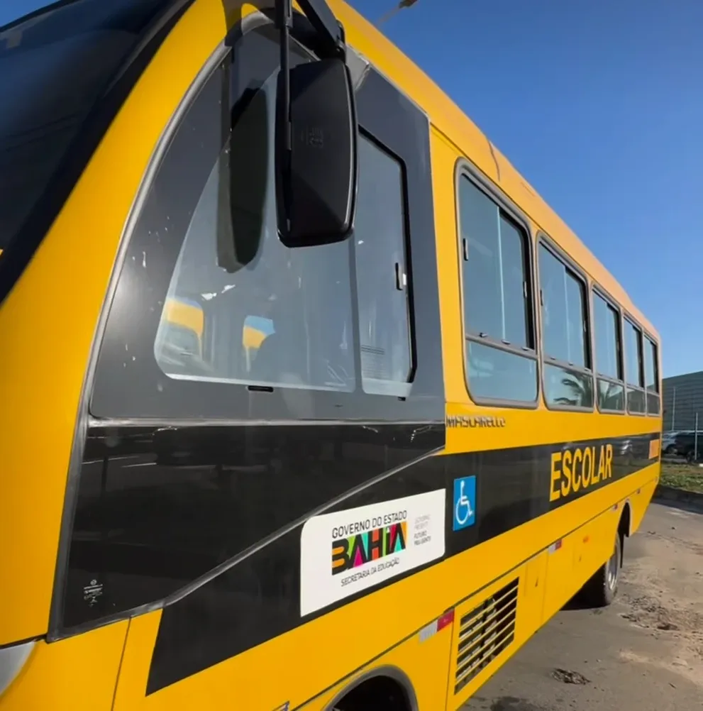 Serrinha recebe novo ônibus escolar; Veículo foi fruto de emenda parlamentar