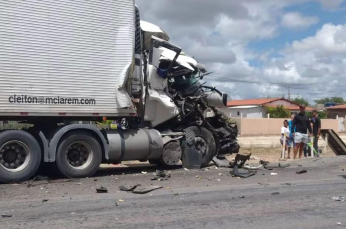 Acidente entre caminhão e veículo interdita trecho da BR-116 Norte