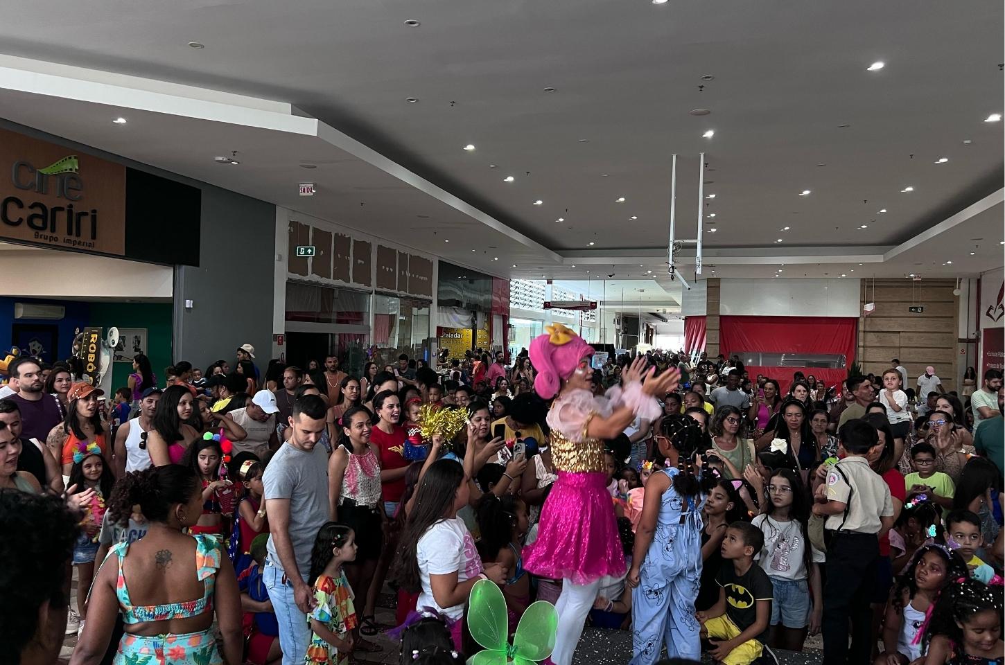 Bailinho da Alegria anima tarde de domingo no Shopping Serrinha