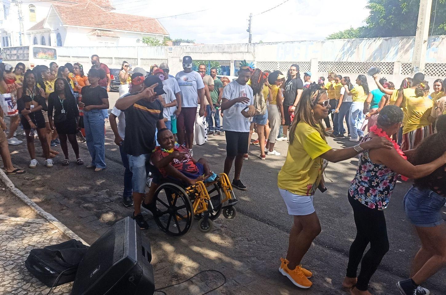 Carnaval da Inclusão transforma ruas de Serrinha em festival de diversidade e alegria