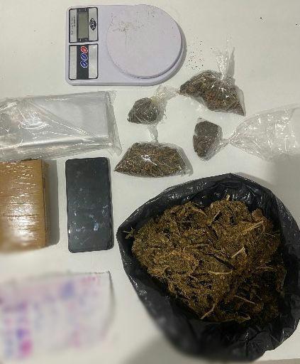 Homem é preso suspeito de tráfico de drogas no centro de Serrinha