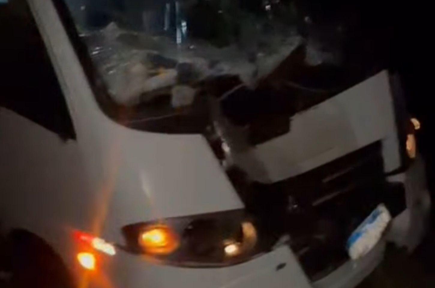 Micro-ônibus que transportava pacientes colide com cavalo na BA-120