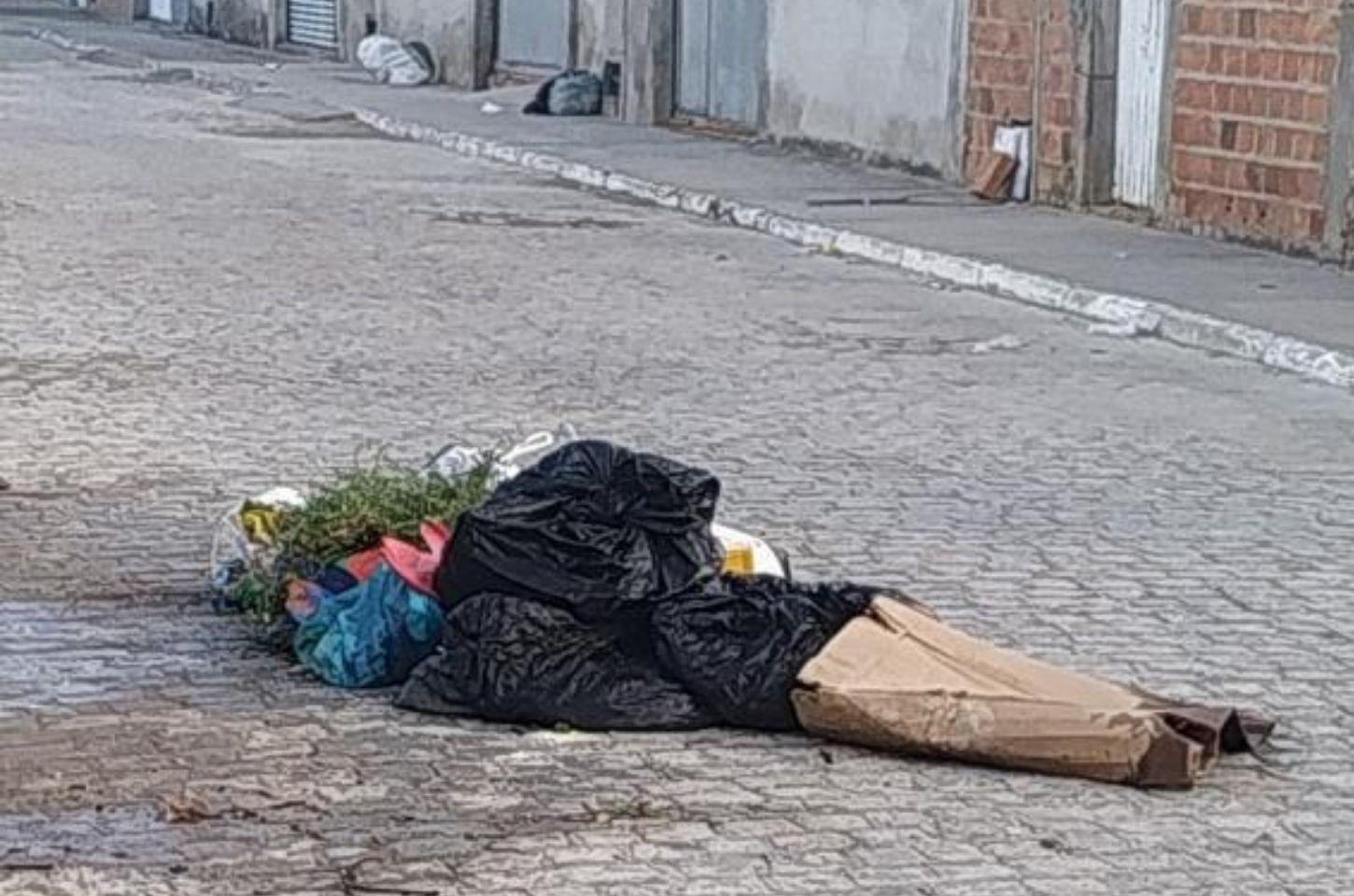 Morador de bairro de Serrinha pede ajuda na divulgação de problemas com a coleta de lixo
