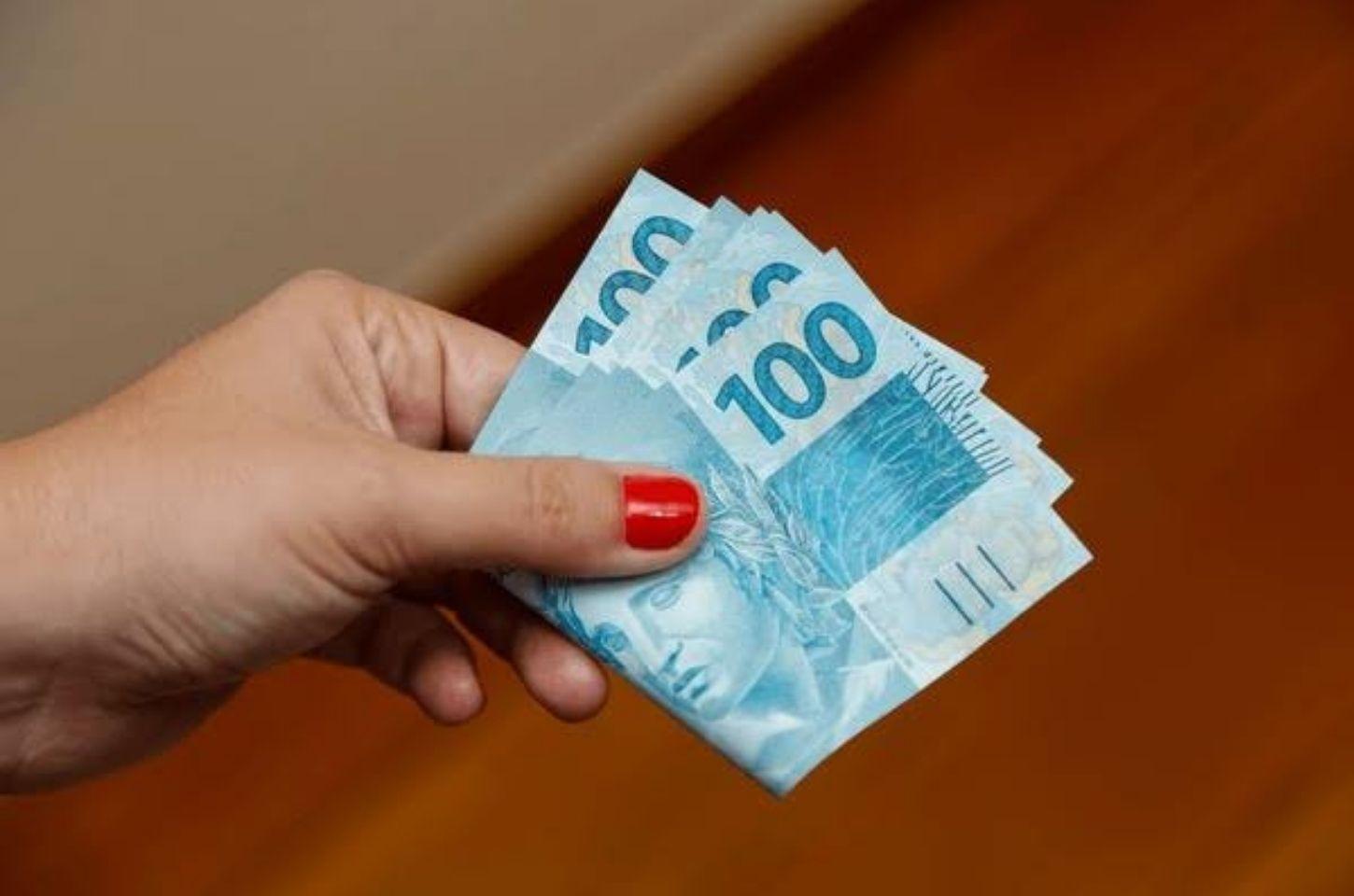 Mulher é conduzida à delegacia por suspeita de estelionato em Serrinha