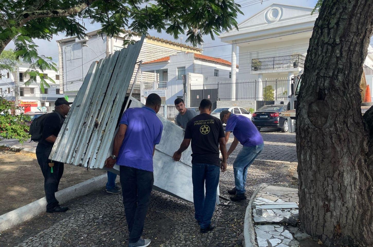 Operação remove barracas e trailers fixos na Praça Miguel Carneiro em Serrinha