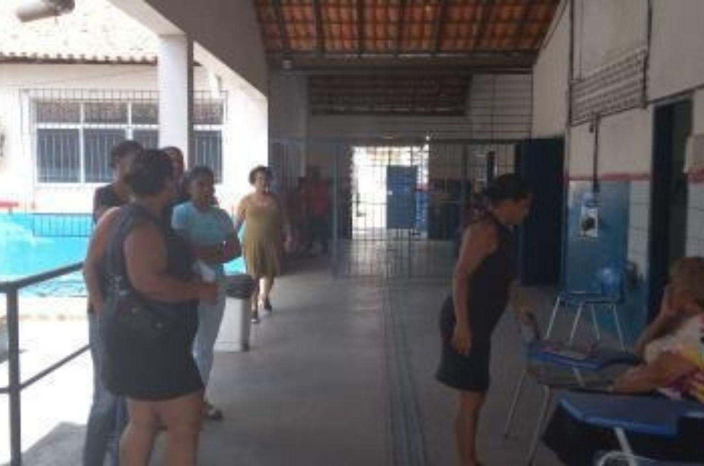 Pais e responsáveis realizam manifestação pedindo reparos no Colégio Leobino Ribeiro em Serrinha