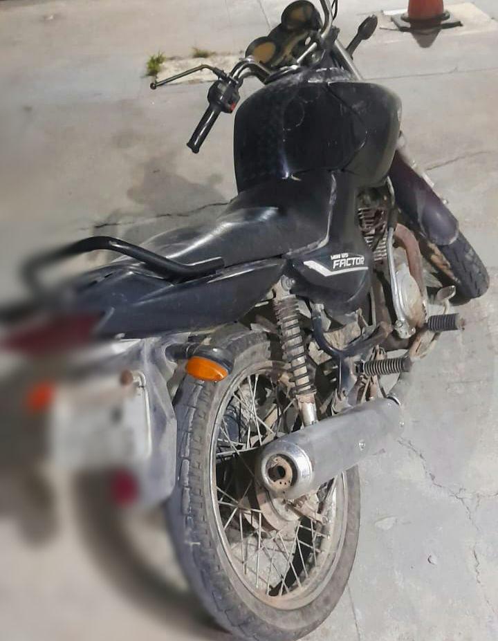 Polícia recupera na zona rural de Serrinha motocicleta com restrição de furto