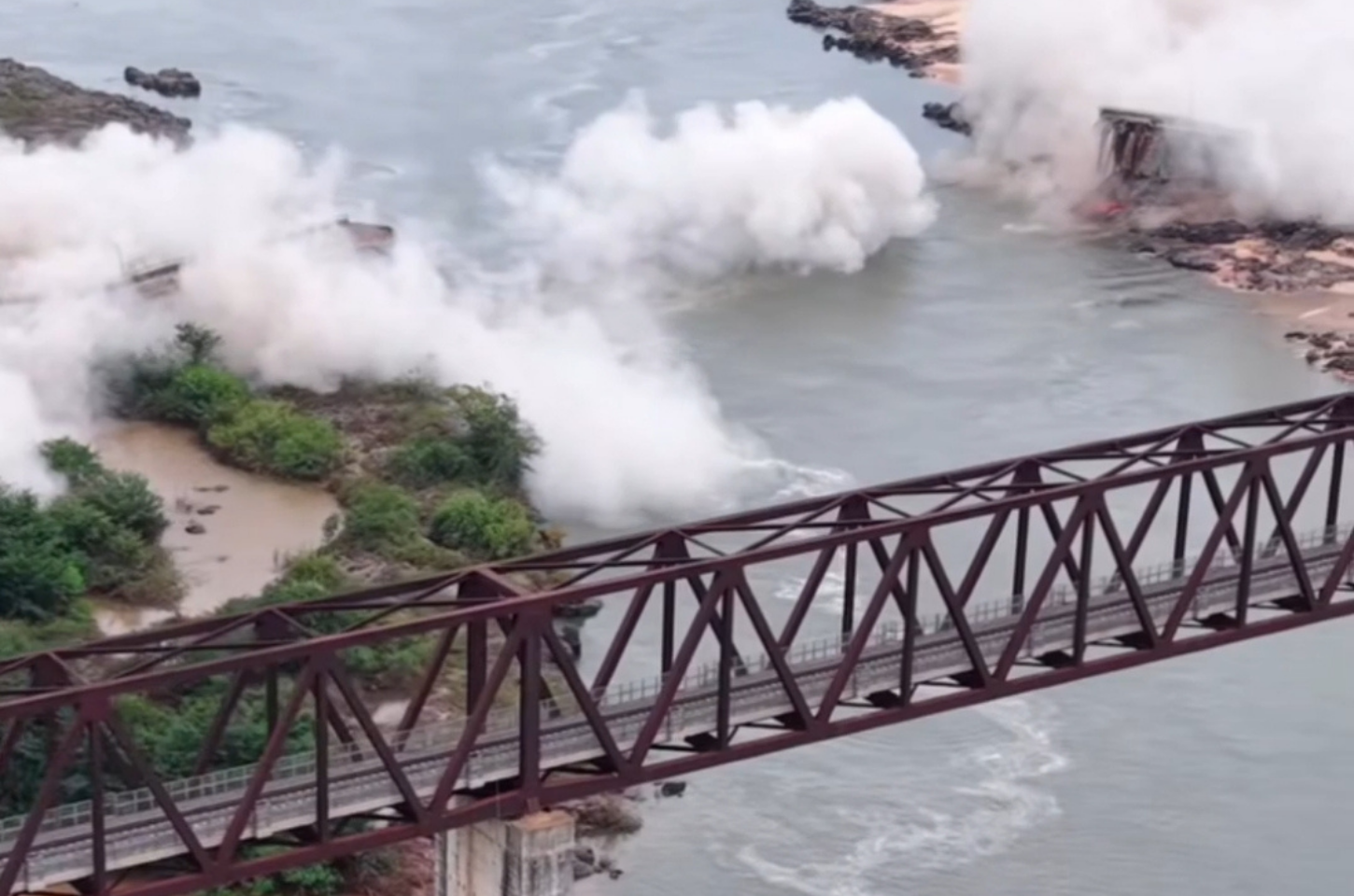 Ponte Juscelino Kubitschek é implodida para dar lugar a nova estrutura; Veja video