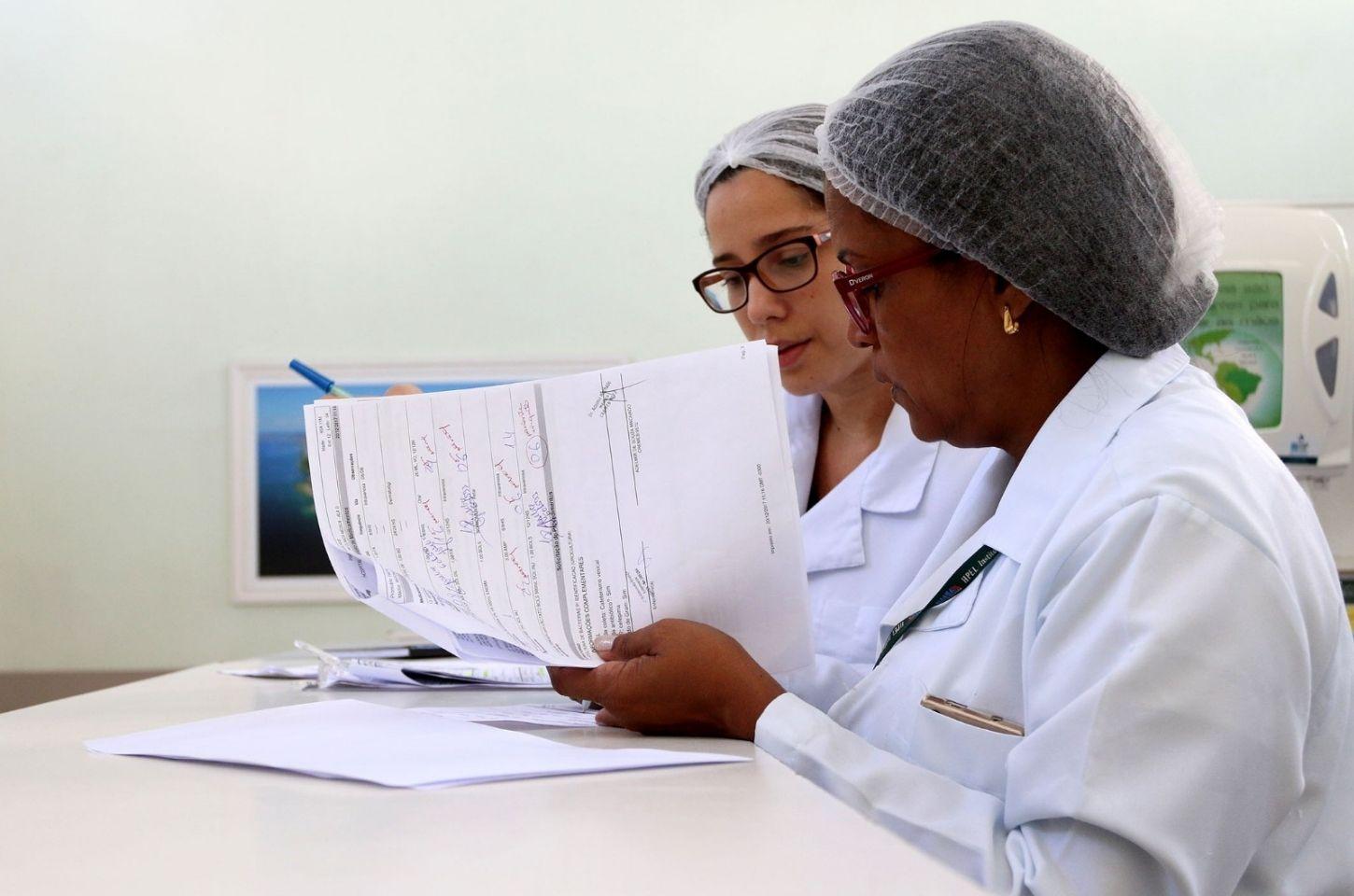 Sesab abre mais de 3,7 mil vagas para profissionais de saúde e área administrativa
