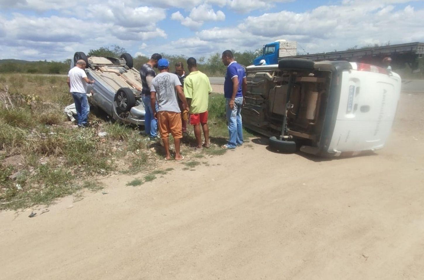 Ambulância e veículo de passeio colidem na BA-409 em Serrinha 