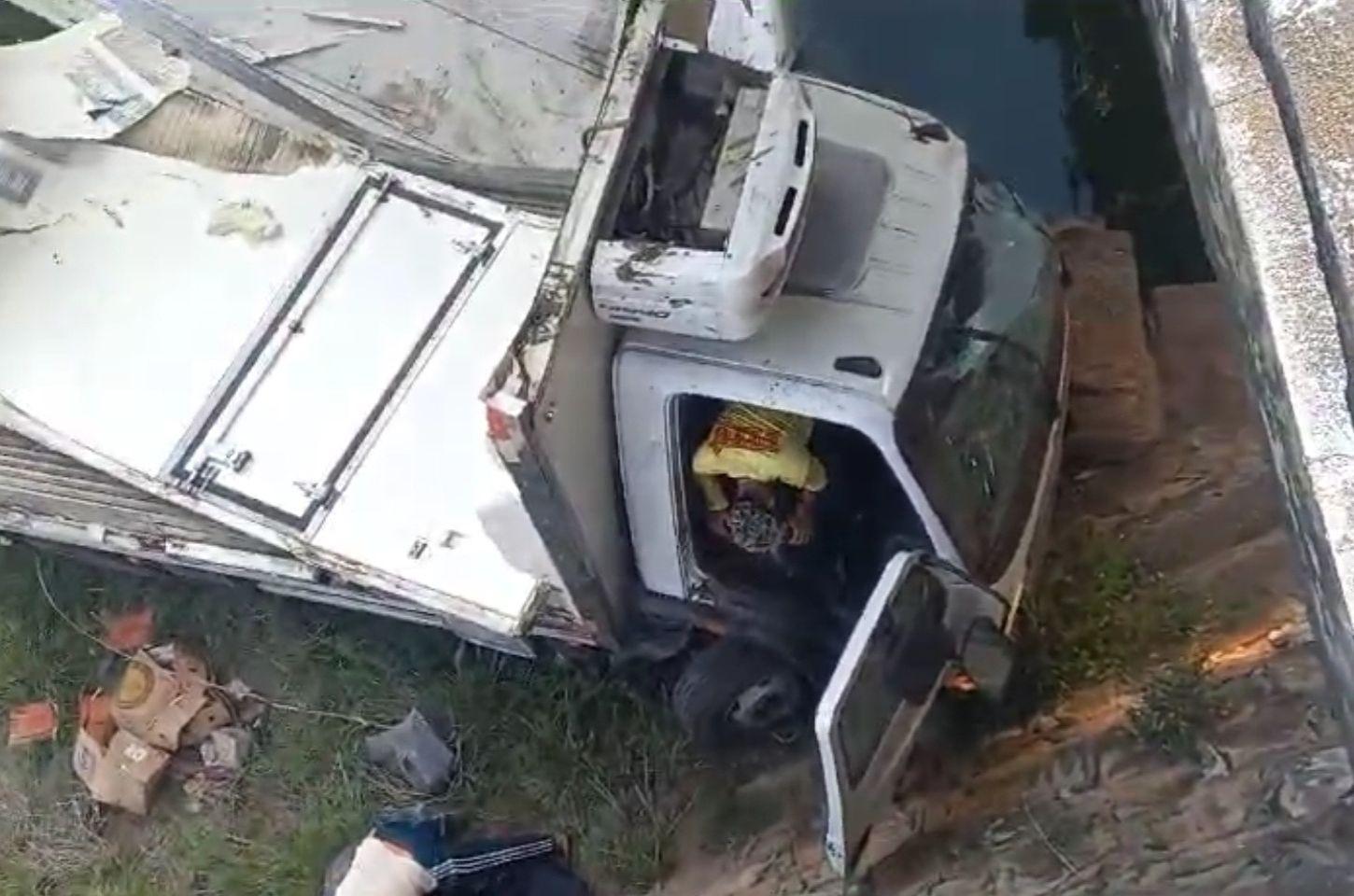 Caminhão carregado cai em riacho em BA na região do sisal