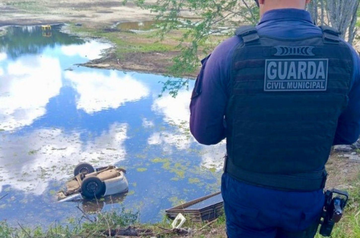 Carro capota e cai em represa na região do sisal; motorista é socorrido