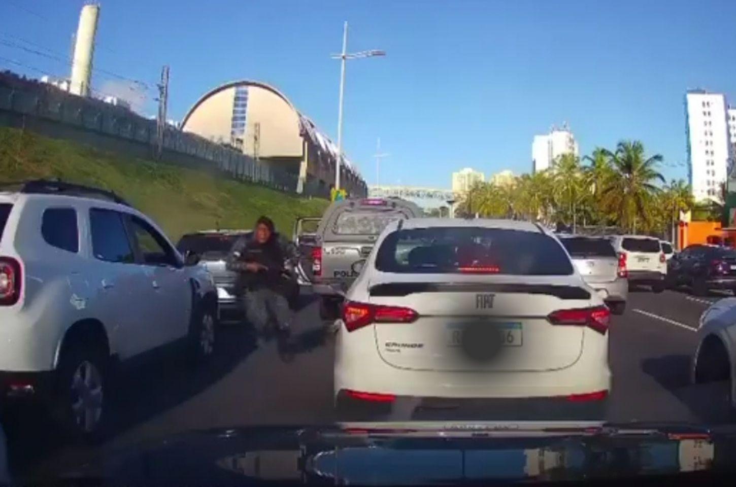 Confronto na Avenida Paralela termina com um morto e uma mulher baleada