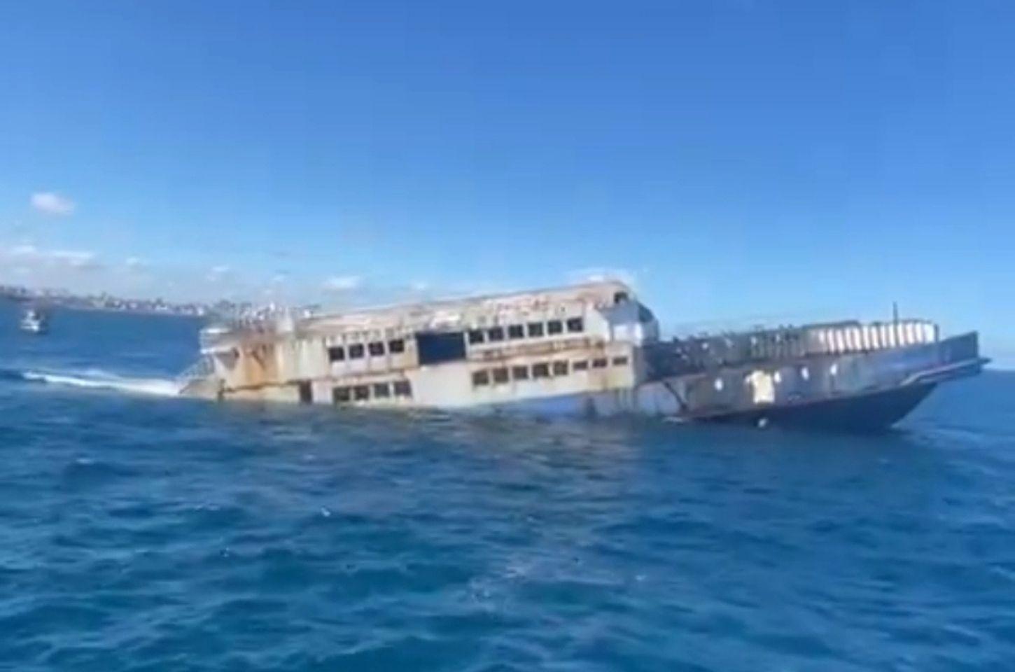 Ferry-boat Juracy Magalhães é afundado para criação de recife artificial em Salvador
