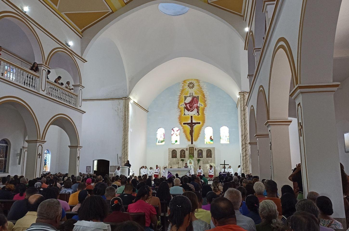 Fiéis lotam Catedral de Serrinha na Missa de início da Quaresma