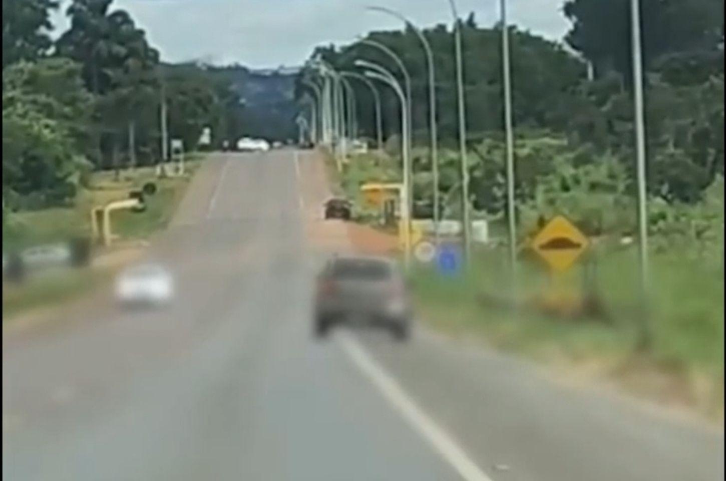 Grave acidente deixa dois mortos; Veículo foi gravado trafegando em zig-zag
