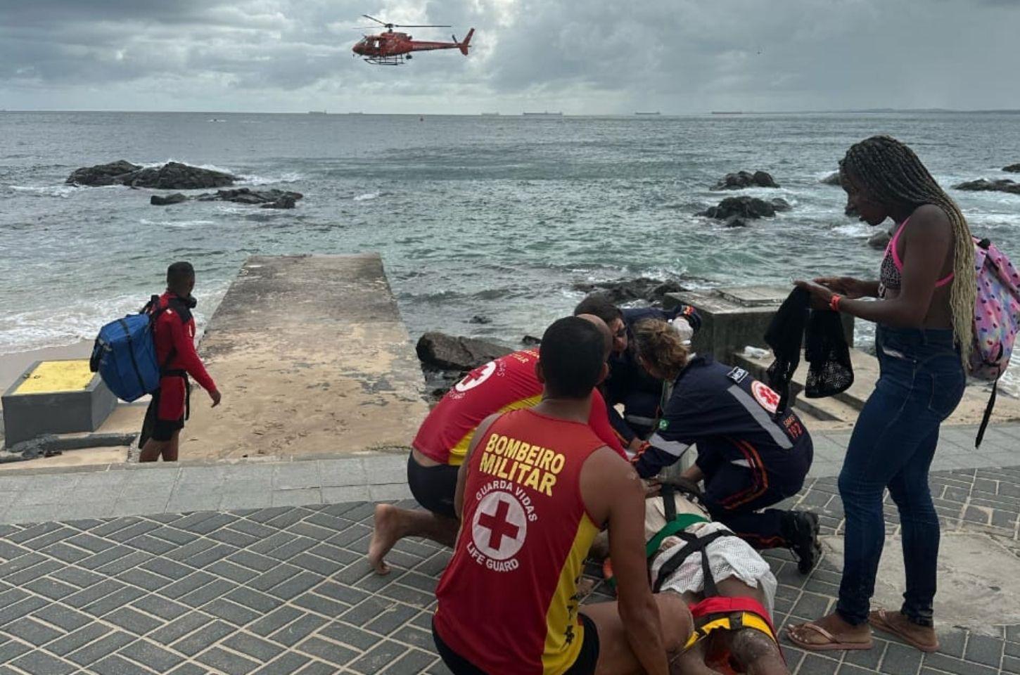 Helicóptero resgata vítima de afogamento na Barra